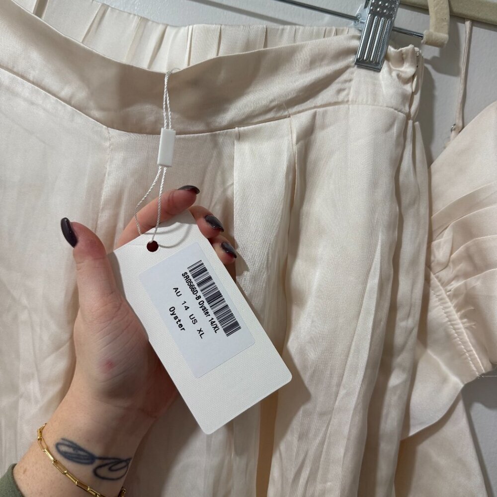 🏷 *NWT* 🤍✨ Saints & Secrets Tammi Satin Set Oyster XL (Crop Top + Pants)🤍✨ - Picture 7 of 14